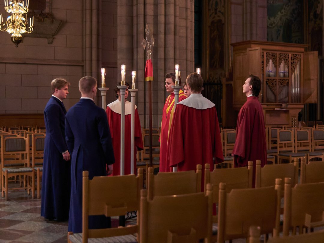 Förbereder recession efter evensong på gosskör under valven 2023.