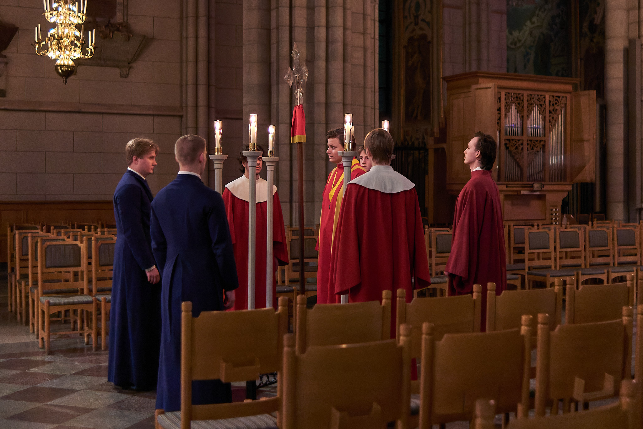 Förbereder recession efter evensong på gosskör under valven 2023.